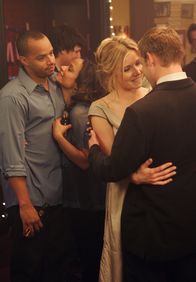 Scrubs - Die Anfänger – Zwei glückliche Paare: Turk (Donald Faison, l.), Carla (Judy Reyes, 2.v.l.), Elliot (Sarah Chalke, 2.v.l.) und Keith (Travis Schuldt, l.) ...