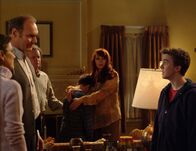 Malcolm mittendrin – Malcolm (Frankie Muniz, r.) bittet Angela um ein Date. Er ahnt allerdings noch nicht, dass er sich für das ersehnte Date erst einmal mit ihrer Großfamilie gut stellen muss ....