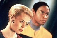 Star Trek - Raumschiff Voyager – Tuvok (Tim Russ, r.) und "Seven of Nine" (Jeri Lynn Ryan, l.) beobachten den Delta-Flyer ...