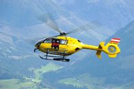 Die Bergretter – Der Bergretter-Helikopter auf dem Weg zum Einsatzort.