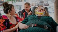 Notruf Hafenkante – Dr. Haase (Fabian Harloff) beruhigt Leonie (Sarah Victoria Schalow, l.), die sich Sorgen um ihre verletzte Freundin und Geschäftspartnerin Polina (Franziska Steinhaus, r.) macht.