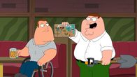 Family Guy – Peter (r.) entdeckt in einem Familienrestaurant auf einem Platzset eine Schatzkarte und glaubt, dass er damit einen richtigen Schatz findet. Joe (l.) ist davon noch nicht überzeugt ...