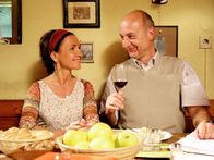 Der Winzerkönig – Der evangelische Pfarrer (Michael Schönborn) und die Kellnerin Elisabeth (Susa Juhasz) sind ein glückliches Paar.