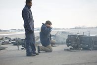 Mayday - Alarm im Cockpit – REENACTMENT - NTSB-Ermittler machen Fotos, um die Absturzstelle am Quincy Regional Airport zu dokumentieren.