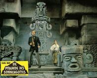 Die Pyramide des Sonnengottes – 3. Auf der Jagd nach skrupellosen Schatzräubern gelangen Dr. Karl Sternau (Lex Barker, li.) und sein Begleiter Leutnant Potoca (Gutavo Rojo) in die Pyramide des Sonnengottes.