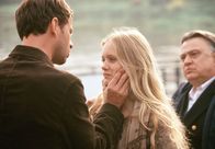 Pfarrer Braun – Der Mädchenhändler Pavel (Frank Stieren, li.) erpresst die junge Tschechin Leni (Anne Kanis). Kapitän Gewitsch (Bernd Stegemann) steckt mit ihm unter einer Decke.
