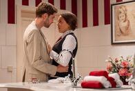 Sturm der Liebe – Henry (Elias Reichert, l.) versichert Maxi (Katharina Schueba, r.), dass er einen Plan hat, wie sie bald zusammen sein können.