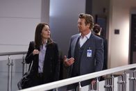 The Mentalist – Nachdem Lisbon (Robin Tunney, l.) Jane (Simon Baker, r.) dazu gebracht hat, ihr und dem Team in einem neuen Fall behilflich zu sein, beginnen sie sofort mit den Ermittlungen ...