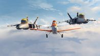 Planes – Die Kampfjets Bravo und Echo unterstützen Propellerflugzeug Dusty (M.) bei seinem Training für das berühmteste Flugzeugrennen der Welt.