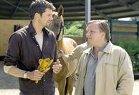 Tatort – Kommissar Frank Thiel (Axel Prahl, re.) befragt den Reitlehrer Markus Hoffschulte (Kai Wiesinger). Hat er etwas mit dem Tod des Gastwirtes zu tun? Schließlich haben sich beide kurz vorher heftig gestritten.