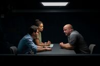 Blutige Anfänger – Bei der Befragung des Ex-Boxers Marcel John (Urs Rechn, r.) wird Kilian (François Goeske, l.) und Ann-Christin (Jane Chirwa) klar, dass Marcel sich nicht mehr an die Vorfälle der vergangenen Nacht erinnern kann.