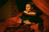 Das Mädchen mit dem Perlenohrring – Vermeers Frau Catharina (Essie Davis) ist beunruhigt über das gute Verhältnis ihres Mannes zu seinem Modell.