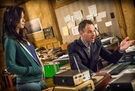 Elementary – Ermitteln in einem neuen Fall: Sherlock Holmes (Jonny Lee Miller, r.) und Dr. Joan Watson (Lucy Liu, l.) ...
