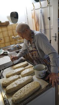 Hoagascht – Greti Wintersteller beim Klotzenbrot backen