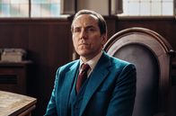 Professor T – Professor Tempest (Ben Miller) sagt als Zeuge vor Gericht aus.