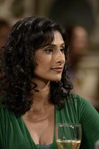 The Big Bang Theory – Rajs Eltern haben eine Überraschung für ihn: Sie haben eine Ehe mit Lalita (Sarayu Rao), einer indischen Zahnmedizinerin, arrangiert ...