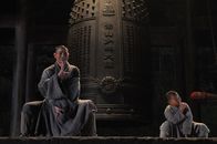 Shaolin – Mit der Zeit, die Hao (Andy Lau,l.) im Tempel verbringt, lernt er das Leben der Mönche zu schätzen, wird ausgeglichener und ist auf bestem Weg seinen Frieden zu finden. Doch Cao ist nicht weit.