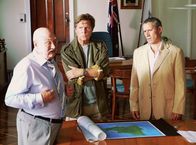 Am Kap der Liebe – Ferdinand Hansen (Rolf Hoppe, li.) hat sich mit dem Spekulanten Phil Finch (Ralph Herforth, re.) verbündet. Die beiden wollen, dass Jan Hansen (Sigmar Solbach) seine wunderschöne Insel Cook Island verkauft.