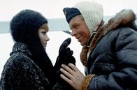 Das rote Zelt – Der Pilot Einar Lundborg (Hardy Krüger) muss Valeria (Claudia Cardinale) versprechen, ihren Geliebten zu retten.