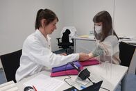 P.M. Wissen – Eine Stressforscherin der Universität Wien verletzt leicht die Haut einer Probandin. Wie schnell der Körper diese Verletzung wieder heilt, ist ein Indikator für Resilienz.