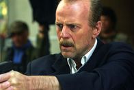 16 Blocks – Nachdem auf den Gefangenen Eddie Bunker während des Transports zum Gerichtsgebäude, wo er eine Aussage machen soll, ein Anschlag verübt worden ist, versucht Polizist Jack Mosley (Bruce Willis) Bunker zu schützen ...