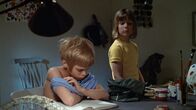 Astrid Lindgren:: Pippi Langstrumpf – Tommy (Pär Sundberg) und Annika (Maria Persson) haben genug von den ständigen Ermahnungen ihrer Mutter. Aus einem Kinderbuch hat Tommy die Idee, von zuhause auszureißen.