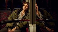Stralsund – Jule Zabek (Sophie Pfennigstorf) ist nach ihrem One-Night-Stand mit dem Bus auf dem Weg nach Hause, als sie das Täterfahrzeug erblickt.