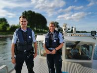 Entlang des Rheins – Timo Breusch und Jessica Braun von der Wasserschutzpolizei sind für die Sicherheit auf dem Rhein rund um Mannheim zuständig.