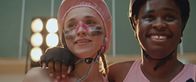 Derby Girl – Die beiden Kapitäninnen der Mannschaft "Cannibal Licornes" Lola Bouvier (Chloé Jouannet, l.) und Acid Cyprine (Jisca Kalvanda, r.) sind glücklich über ihr erfolgreiches Spiel, auch wenn sie gegen ihre Erzfeindinnen der Mannschaft "Black Weirdos" das Finale um einen Punkt verloren haben.