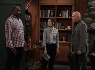 Last Man Standing – v.l.n.r.) Chuck Larabee (Jonathan Adams); Jen (Krista Marie Yu); Ed Alzate (Hector Elizondo)