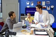 Anna und die Liebe – Jonas (Roy Peter Link, r.) erfährt von Jannick (Mike Adler, l.), dass Anna bereits einen neuen Job hat.