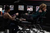 Last Man Standing – Vanessa Baxter (Nancy Travis, re.) und Tätowiererin (Eva Ceja)