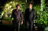 Suits – Sein früherer Mentor wird zur Bedrohung: Harvey (Gabriel Macht, r.) begegnet überraschend Cameron Dennis (Gary Cole, l.), der sich wegen mutmaßlicher Beweismanipulation vor Gericht verantworten muss. Die Vergangenheit droht Harvey nun einzuholen.