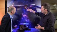 SMS - Schwanke meets Science – Christian Krause (rechts) vom Kontrollzentrum der Mascot-Mission erklärt Karsten Schwanke, wie sich die Raumsonde Hayabusa II dem Asteroiden nähern und dann den Mascot Lander absetzen soll. Ein spannender Moment, den die Wissenschaftler seit Jahren planen.