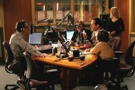 Monk – L-R: Max Hudson (Steven Weber), JJ the Joke Machine (Kevin P. Farley), Adrian Monk (Tony Shalhoub), Little Willie Karelli (Danny Woodburn) und Natalie Teeger (Traylor Howard)