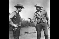 Der Stern des Gesetzes – Der ehemalige Sheriff Morgan (Henry Fonda, re.) bringt dem jungen Ben (Anthony Perkins, li.) alles bei, was er in seinem Beruf können muss. Dazu zählt neben dem Schießen vor allem eine gute Menschenkenntnis.
