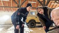 Sörensen hat Angst – ARD/NDR SÖRENSEN HAT ANGST Uhr im ERSTEN. Der Bürgermeister (Karl-Friedrich Winzer) ist tot: Malte (Leo Meier) und Sörensen (Bjarne Mädel) am Tatort.