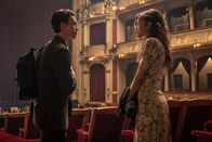 Spider-Man: Far from Home – Peter (Tom Holland) hat ein Geschenk für MJ (Zendaya), doch jedes Mal, wenn er es ihr geben will, kommt etwas dazwischen.