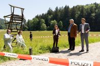 Die Rosenheim-Cops – Die Kommissare Hansen (Igor Jeftić, r.) und Stadler (Dieter Fischer, 2.v.r.) stehen gemeinsam mit Rechtsmedizinerin Atay (Sevda Polat, M.) und den Kollegen der Spurensicherung (Komparsen, l. und 2.v.l.) am Tatort und wundern sich: Die Leiche ist verschwunden!