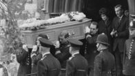 Murder Maps - Geheimnisvolle Verbrechen – Der Mord an den drei Polizisten schockiert die Öffentlichkeit. Viele fordern die Rückkehr zur Todesstrafe, die ein halbes Jahr zuvor abgeschafft wurde.