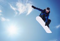 Snowboard: Weltcup – Snowboarder springt vor blauem Himmel.