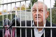 Wilsberg – Alex (Ina Paule Klink) und Wilsberg (Leonard Lansink) steigen in die Werkstatt von Thomas und Nicole ein, um Steuerunterlagen zu klauen.
