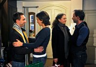 Rote Rosen – ARD ROTE ROSEN FOLGE 984 Uhr im ERSTEN. Nele (Oona Devi Liebich, 2.v.r.) und Paul (Fabian Oscar Wien, l.) verabschieden sich von Tim (Nicolas König, r.) und Gesa (Mona Klare, 2.v.l.) um ihr Glück in der Ferne zu suchen.