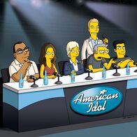 Die Simpsons – Moe zeigt ein verstecktes Talent als Juror von Wettbewerben. Dies bemerkt auch ein Mitarbeiter von FOX und lädt ihn zu den Studios nach Los Angeles ein, wo er die Jury von American Idol verstärken soll. Randy Jackson (l.), Kara DioGuardi (2.v.l.), Ellen DeGeneres (M.), Moe (2.v.r.), Simon Cowell (r.) und Ryan Seacrest (hinten) ...