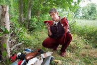 Löwenzahn – Fritz Fuchs (Guido Hammesfahr) kann es kaum glauben - er hat das Versteck des Bärstädter Schuhdiebs gefunden.