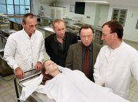 Tatort – Die Kommissare Kain (Bernd Michael Lade, 2.v.l. ) und Ehrlicher (Peter Sodann, 2.v.r.) begutachten Karins Leiche (Alexandra Maria Lara) in der Pathologie.
