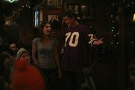 How I Met Your Mother – In den Tagen vor Weihnachten hat Robin (Cobie Smulders, l.) heftiges Heimweh nach Kanada. Um dieses zu lindern, nimmt Marshall (Jason Segel, r.) sie mit in "seine" Bar, die er immer aufsucht, wenn er Heimweh nach Minnesota hat. Robin ist begeistert ...