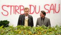 Dampfnudelblues. Ein Eberhoferkrimi – Nach einer bedrohlichen Wandschmiererei bittet Schuldirektor Höpfl (Robert Palfrader, re.) Polizeihauptmeister Franz Eberhofer (Sebastian Bezzel) um Hilfe.