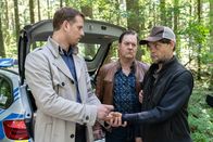 Die Chefin – Nachdem Uwe Roberts (Lars Rudolph, r.) in der Nähe des Tatorts mit dem Smartphone des Opfers aufgefunden wird, kontrolliert Murnau (Christoph Schechinger, l.) dessen Hände auf Schmauchspuren.