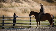 Yellowstone – Lynelle Perry (Wendy Moniz) und John Dutton (Kevin Costner)